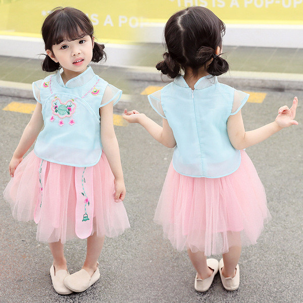 Stílusos gyerekszett kétrészes szoknyából és blúzból hímzéssel lányoknak