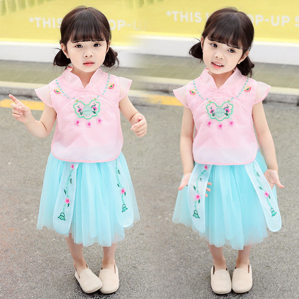 Stílusos gyerekszett kétrészes szoknyából és blúzból hímzéssel lányoknak