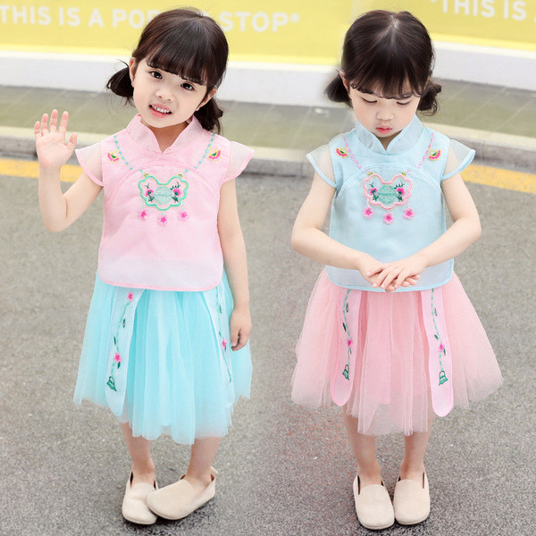 Stílusos gyerekszett kétrészes szoknyából és blúzból hímzéssel lányoknak