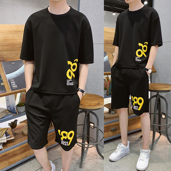 Set casual barbatesc din doua bucati de pantaloni scurti + tricou cu aplicatie in doua culori