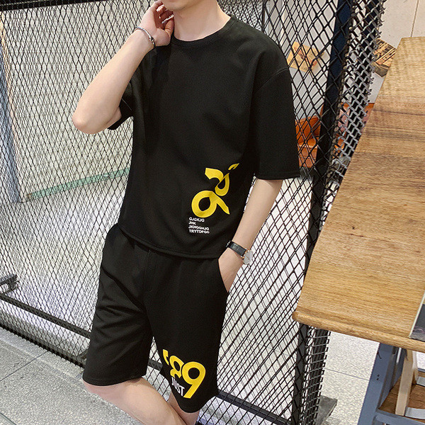 Set casual barbatesc din doua bucati de pantaloni scurti + tricou cu aplicatie in doua culori