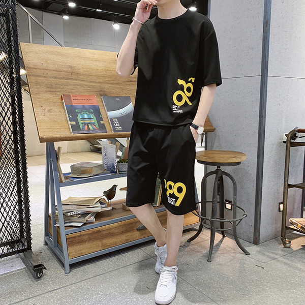 Set casual barbatesc din doua bucati de pantaloni scurti + tricou cu aplicatie in doua culori