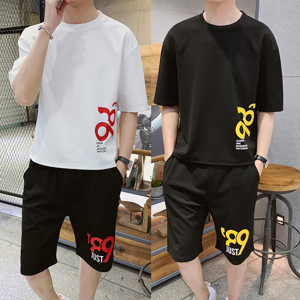 Set casual barbatesc din doua bucati de pantaloni scurti + tricou cu aplicatie in doua culori