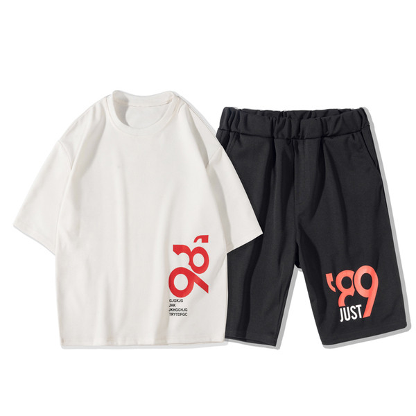 Set casual barbatesc din doua bucati de pantaloni scurti + tricou cu aplicatie in doua culori