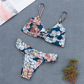 Stílusos fürdőruha virágmintával