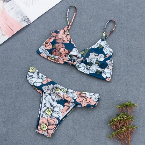 Stílusos fürdőruha virágmintával