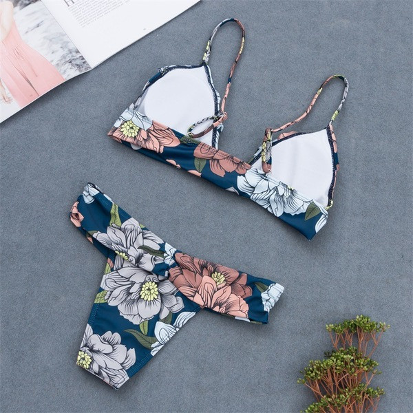 Stílusos fürdőruha virágmintával