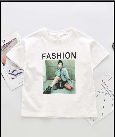 Gyerek modern póló lányoknak fehér színben, változatos alkalmazásokkal