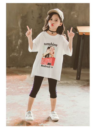 Gyerek modern póló lányoknak fehér színben, változatos alkalmazásokkal