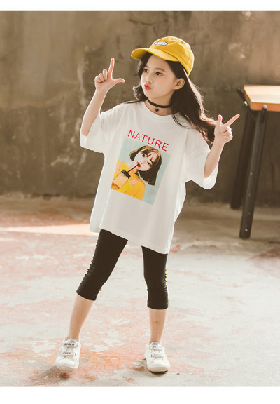 Gyerek modern póló lányoknak fehér színben, változatos alkalmazásokkal