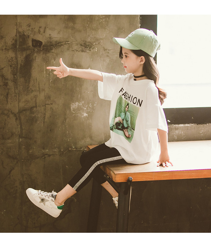 Gyerek modern póló lányoknak fehér színben, változatos alkalmazásokkal