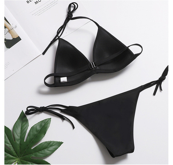 Új modell fürdőruha fekete hímzéssel