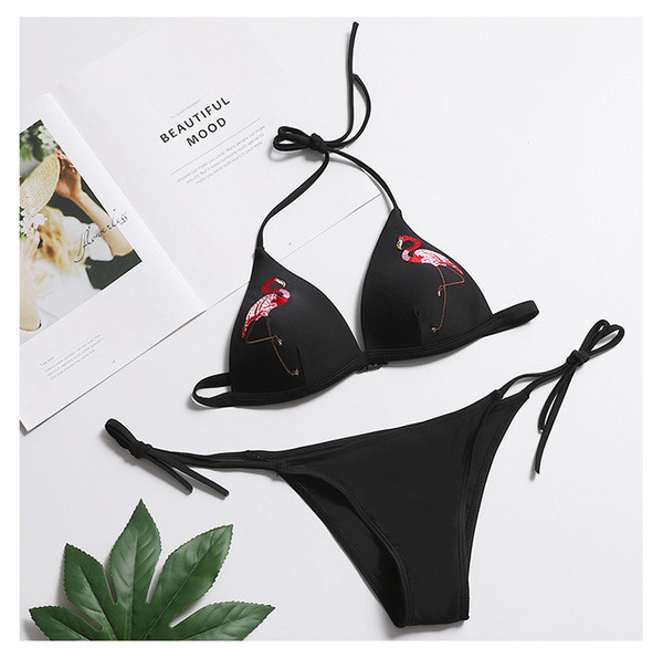 Új modell fürdőruha fekete hímzéssel