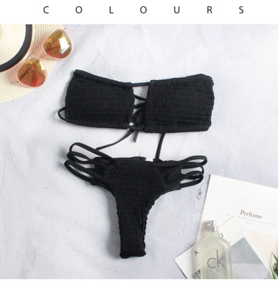 Μοντέρνο γυναικείο μαγιό με στοιχεία σε διάφορα χρώματα