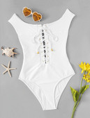 Teljes fehér fürdőruha elemes nyakkendővel