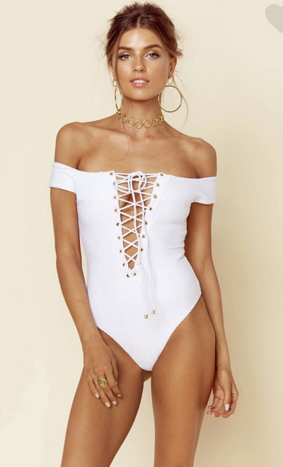 Teljes fehér fürdőruha elemes nyakkendővel