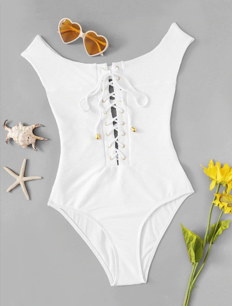 Teljes fehér fürdőruha elemes nyakkendővel