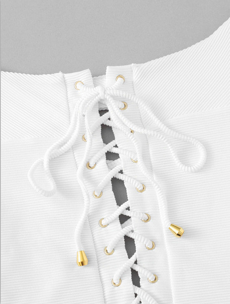 Teljes fehér fürdőruha elemes nyakkendővel