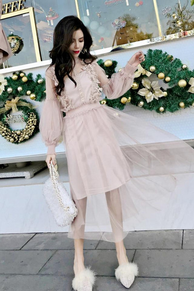 Σύγχρονο γυναικείο φόρεμα με τούλι και δαντέλα σε τρία χρώματα