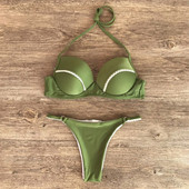 Kétrészes fürdőruha zöld színben, csipke elemmel
