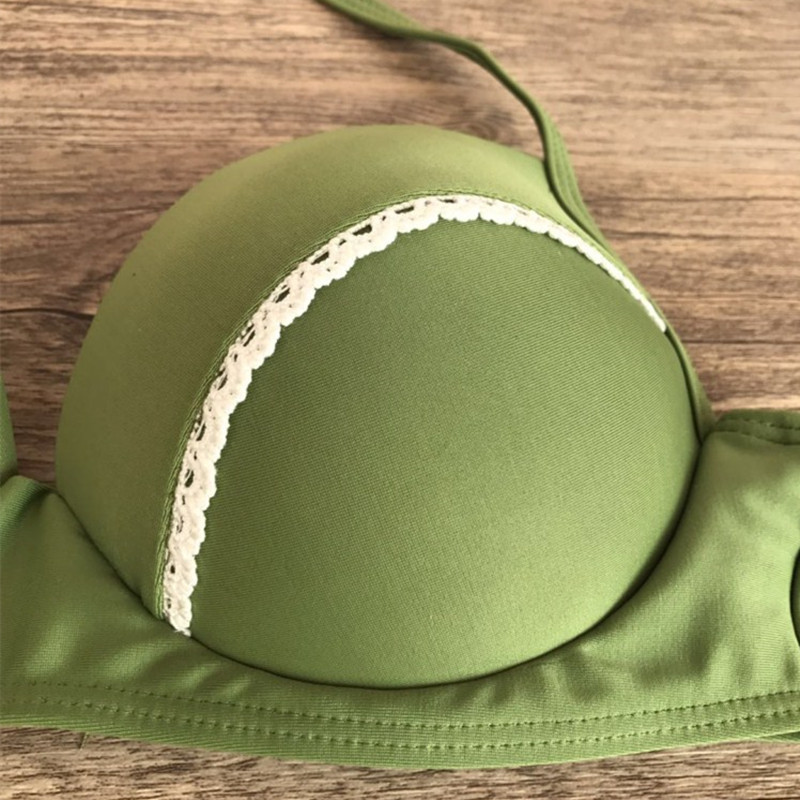 Kétrészes fürdőruha zöld színben, csipke elemmel