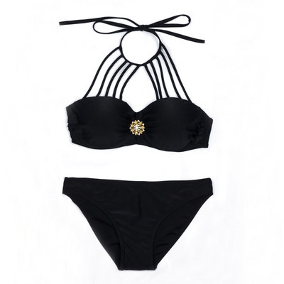 Női fürdőruha fekete színben, fém díszítéssel