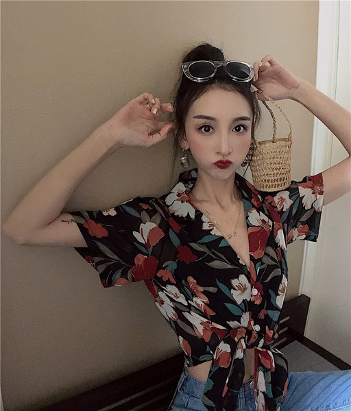 Rövid ujjú, virágmintás női ing