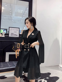 Κομψό γυναικείο φόρεμα με κουμπιά και ζώνη σε μαύρο και άσπρο χρώμα