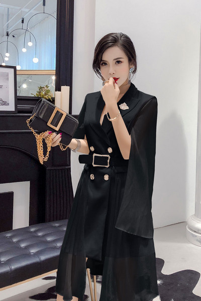 Κομψό γυναικείο φόρεμα με κουμπιά και ζώνη σε μαύρο και άσπρο χρώμα