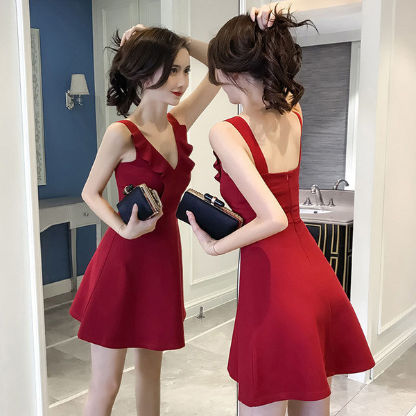 Stílusos női ruha vastag fekete és piros pántokkal