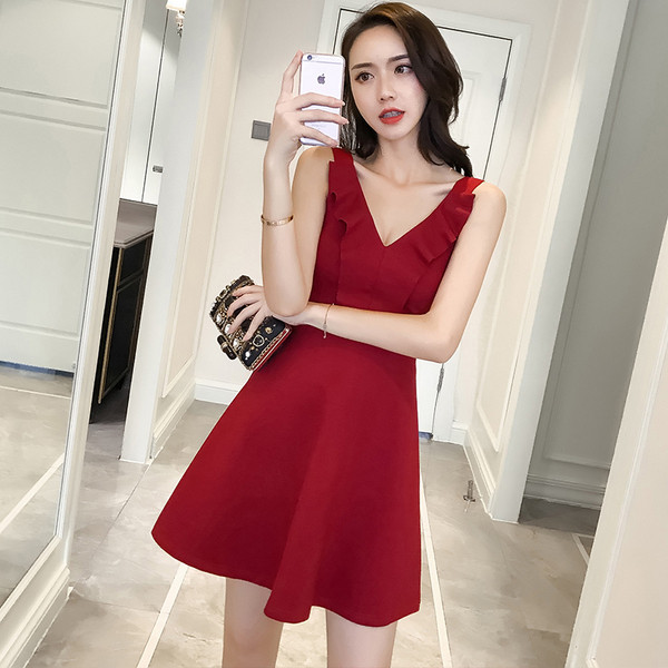 Stílusos női ruha vastag fekete és piros pántokkal