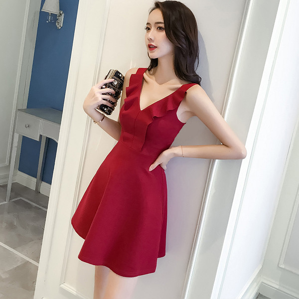 Stílusos női ruha vastag fekete és piros pántokkal