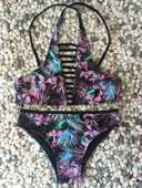 Modern fürdőruha virágmintával