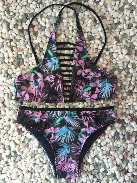 Modern fürdőruha virágmintával