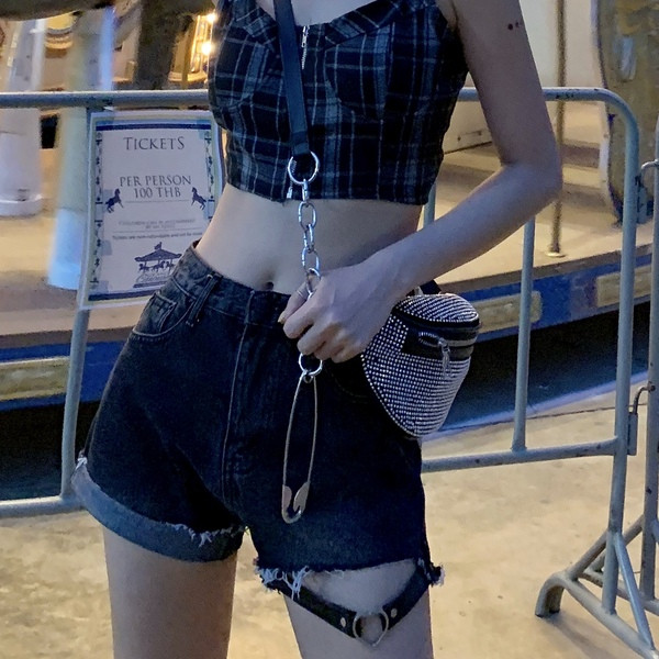 Modern női rövidnadrág fekete színben, fém elemmel