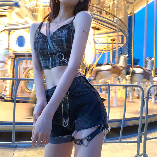 Modern női rövidnadrág fekete színben, fém elemmel