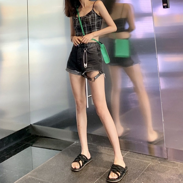 Modern női rövidnadrág fekete színben, fém elemmel