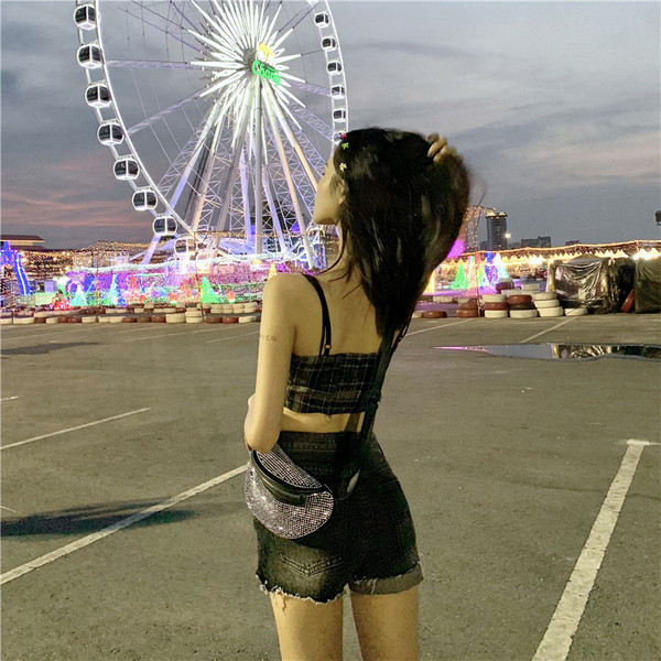 Modern női rövidnadrág fekete színben, fém elemmel