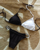 Női fürdőruha háromszög alakú felsővel, fekete-fehér színben