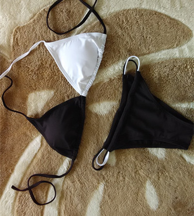 Női fürdőruha háromszög alakú felsővel, fekete-fehér színben