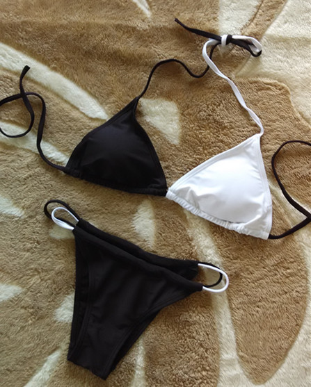 Női fürdőruha háromszög alakú felsővel, fekete-fehér színben