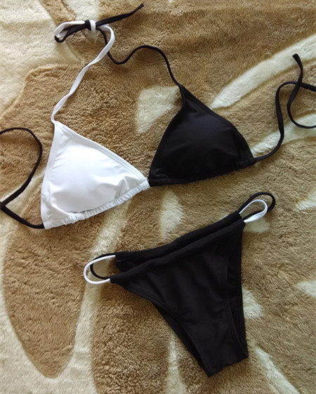 Női fürdőruha háromszög alakú felsővel, fekete-fehér színben