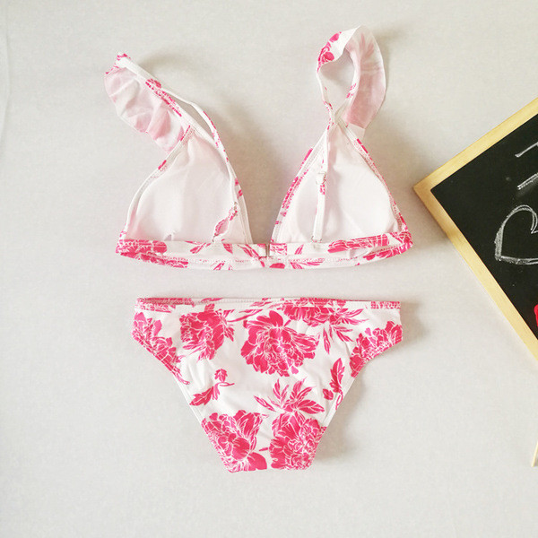 Stílusos fürdőruha virágmintával