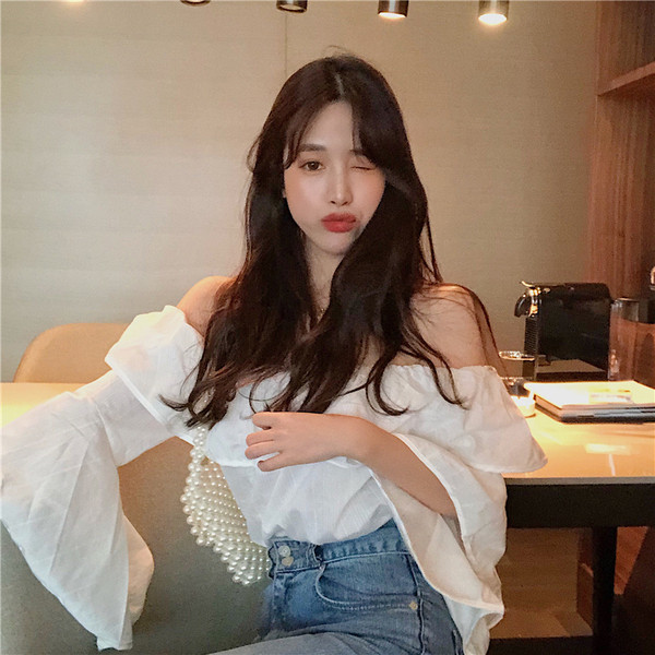 Modern női ing csupasz vállú fehér és rózsaszín színben