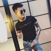 Alkalmi férfi póló fehér és fekete felirattal