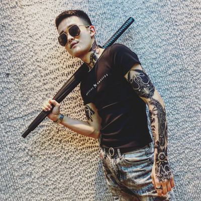 Alkalmi férfi póló fehér és fekete felirattal