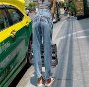 Modern női farmer magas derékkal és felirattal