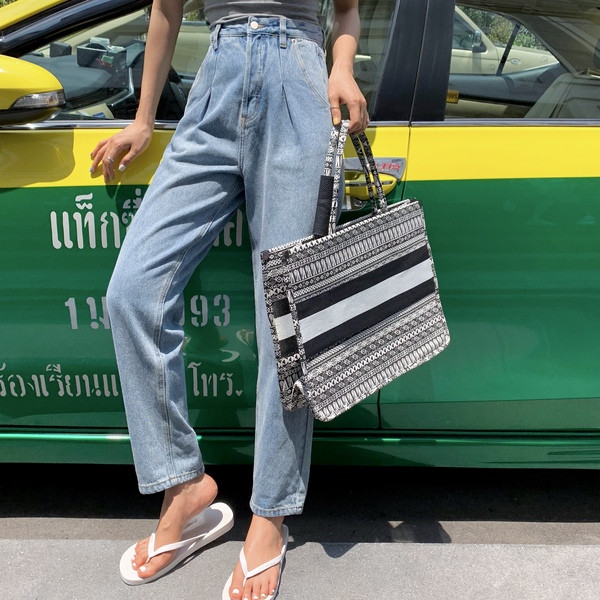 Modern női farmer magas derékkal és felirattal