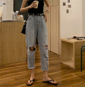 Καθημερινά τζιν με σχισμένα σχέδια σε ανοιχτό χρώμα