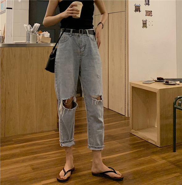 Καθημερινά τζιν με σχισμένα σχέδια σε ανοιχτό χρώμα